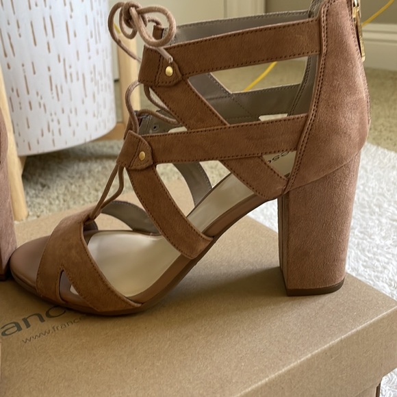 Caged tie heeled sandals - Picture 3 of 3